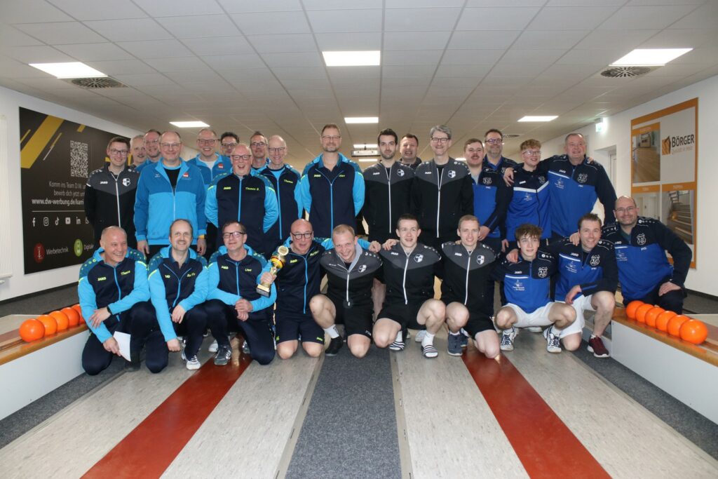 Gemeinsamer Abschluss nach der Aufstiegsrunde zur 1. Liga: Die Mannschaften der TG Herford, des SC Reckenfeld, des KV Gelsenkirchen und der KV BW Sontra. (Foto: Reinker)